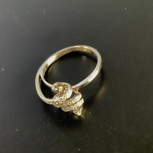 18ct white gold and diamond ring