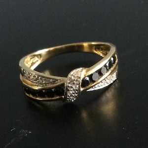 Anillo de oro de 9 quilates con zafiro y diamantes