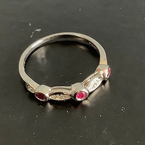 Anillo de eternidad de oro blanco de 9 quilates con diamantes y rubíes