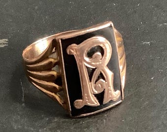 Anillo inicial de ónix en oro rosa de 9 quilates R