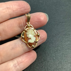 9ct gold cameo pendant on chain image 4