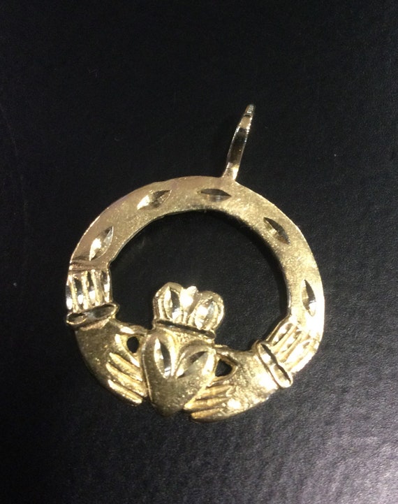 9ct gold claddagh pendant - image 1