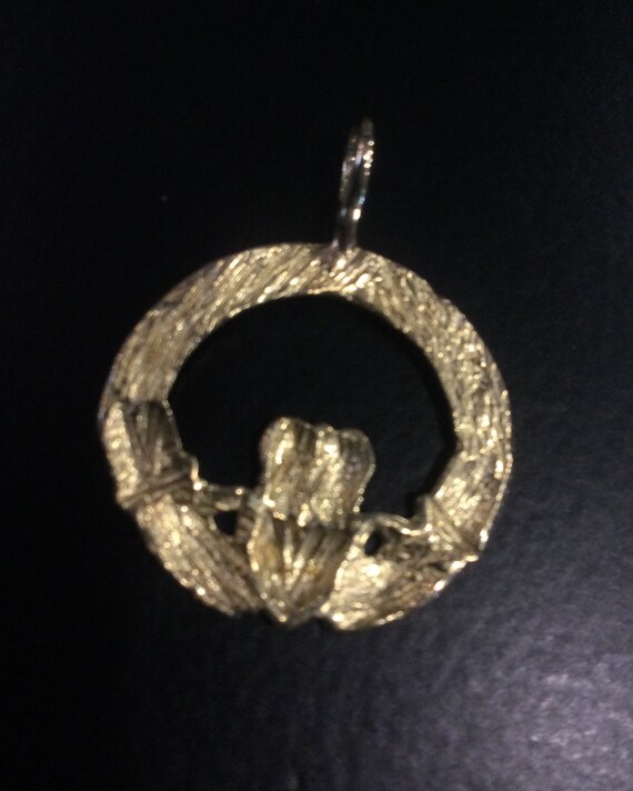 9ct gold claddagh pendant - image 3