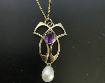 9kt gouden hanger in art-nouveaustijl – dieppaarse amethist en pareldruppel – gemerkt – 40 x 22 mm