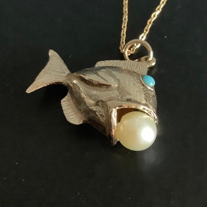 9ct gold fish pendant with pearl