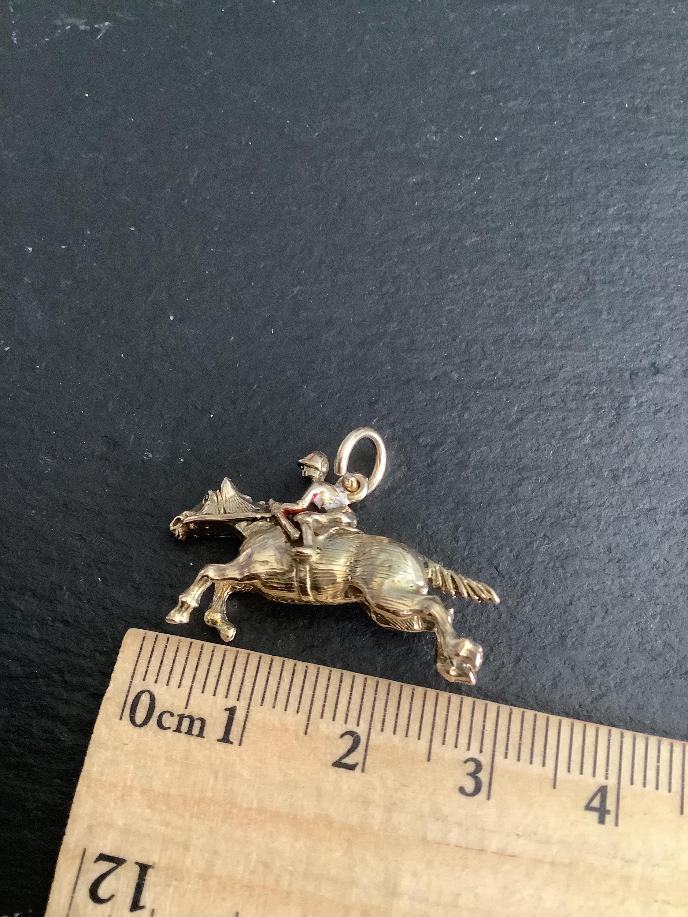 9金ゴールドの馬と騎手のチャーム – 重厚な純金製 – 5.56g – 刻印入り