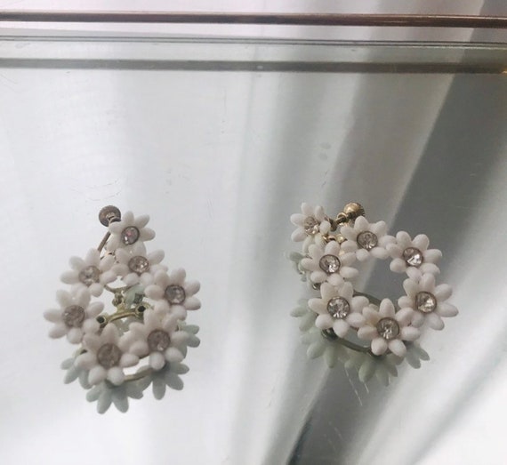 White Daisy Screw Back Hippie Mod 60s Flower Power
