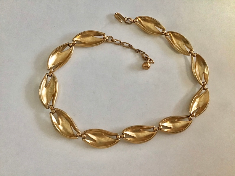 Lovely multi link necklace perfect with any outfit. Trifari classic gold tone metal choker necklace