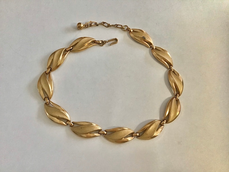 Lovely multi link necklace perfect with any outfit. Trifari classic gold tone metal choker necklace