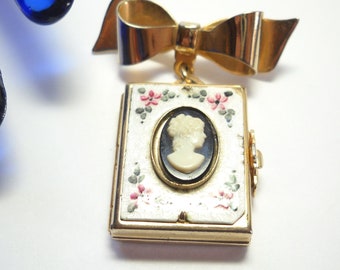 Coro Pegasus Foto Locket 4 ausklappbare Brosche Guilloche Emaille mit Cameo Bow Dangle Drop Retro Viktorianisch Locket Brosche Statement Brosche