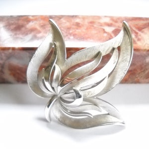 Vintage Crown Trifari Broche Tono plateado Hoja abierta texturizada Trifari Diseñador firmado Estilo floral Trifari Mid Century 1960s Plant Tree Lover