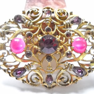 Broszka w stylu retro wiktoriańskim z szarfą, ametystowe fioletowe cyrkonie, różowy lucyt, kaboszony z kamienia księżycowego, metal w odcieniu złota, oświadczenie z połowy wieku