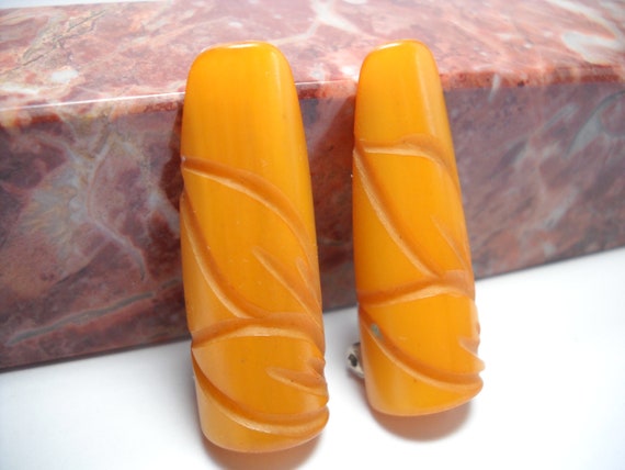 Bakelite Dress Clips Matching Bakelite Carved But… - image 5