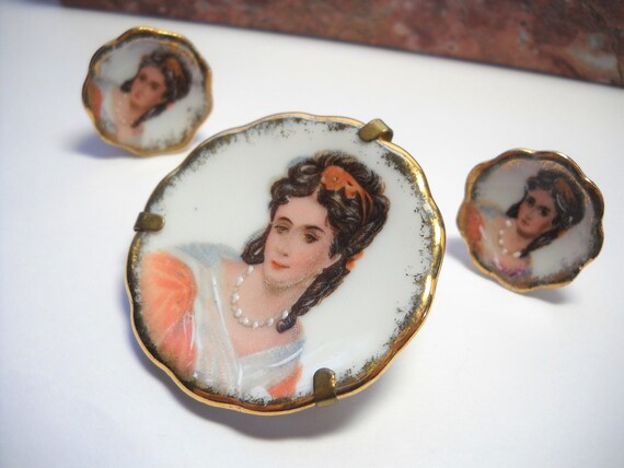 Broche Portrait Dame Peinte Sur Porcelaine De Limoges - Forme Ovale - Métal Doré - Occasion Bon état