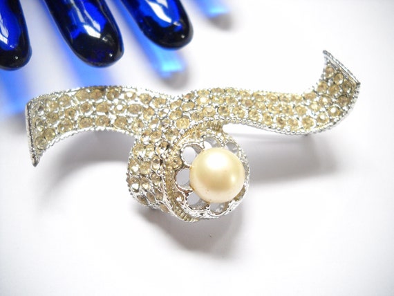 Vintage Ribbon Brooch Pearl Rhinestone Rhodium Ba… - image 4