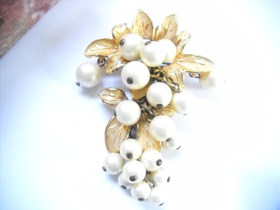 Vintage Brooch Dangling Pearls Gold Tone Metal Le… - image 5