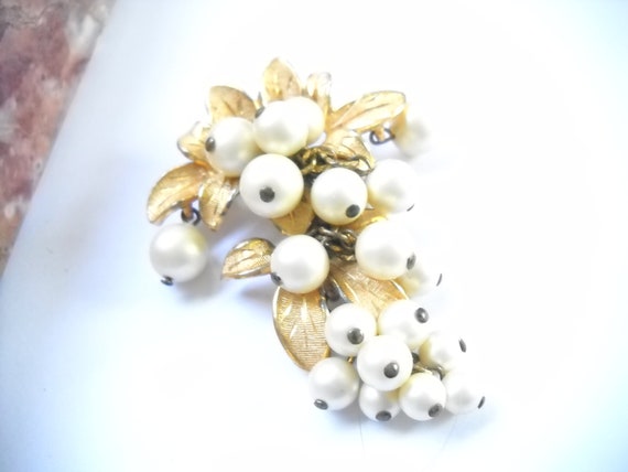 Vintage Brooch Dangling Pearls Gold Tone Metal Le… - image 8