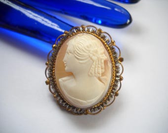 Lot de Camée coquille à décor d'un profil de jeune femme. Monture en or