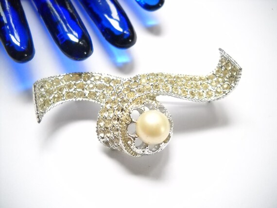 Vintage Ribbon Brooch Pearl Rhinestone Rhodium Ba… - image 3