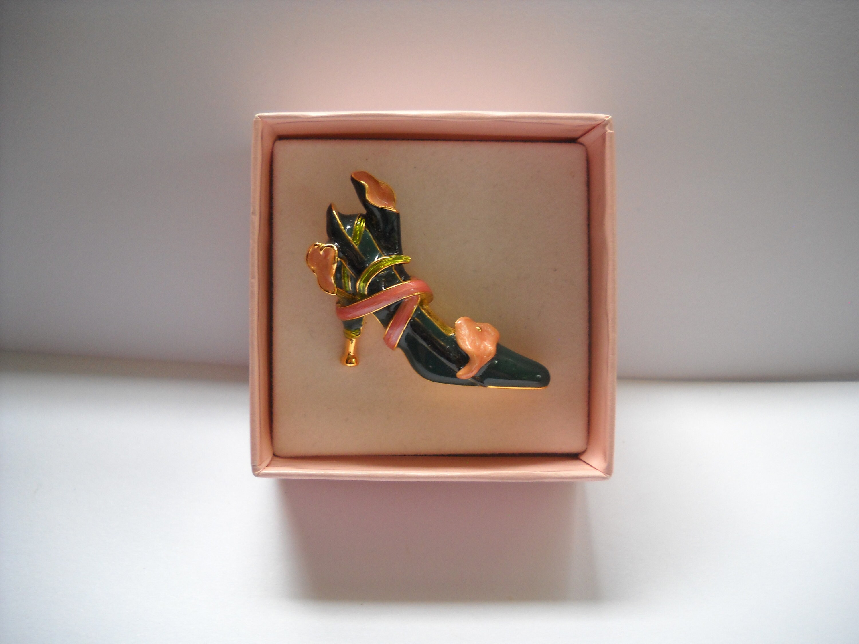 Broche Chaussure émaillée Verte KJL Kenneth Jay Lane Avec Ruban Fleurs Roses - Occasion
