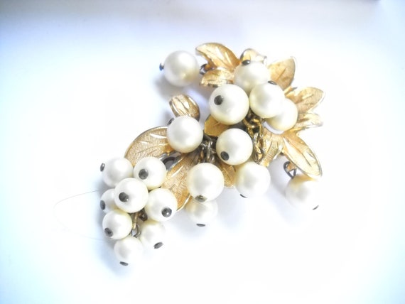 Vintage Brooch Dangling Pearls Gold Tone Metal Le… - image 7