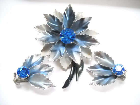 Vintage Coro Jewelry Set: Enamel Flower Brooch and Earrings  display picture 3