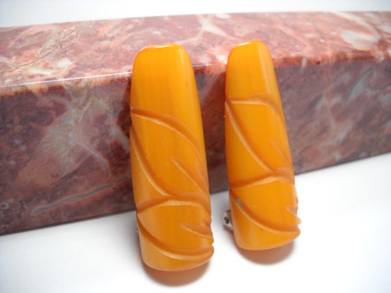 Bakelite Dress Clips Matching Bakelite Carved But… - image 4