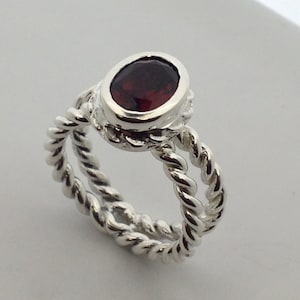 Anillo Granate Natural en Plata de Ley 925