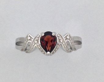 Anillo "MOM" de granate natural en plata de ley 925