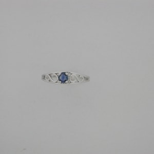 Anillo para bebé con zafiro natural en oro blanco macizo de 14 kt