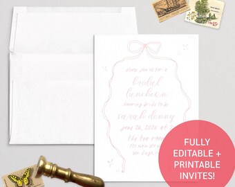 Pode incluir: Um envelope branco com um cartão de convite para um almoço de casamento rosa e branco. O cartão de convite tem um laço rosa e o texto "Por favor, junte-se a nós para um almoço de casamento em homenagem a [name] Sábado, [date] às [time] O [location] RSVP para [phone number] antes de [date]"