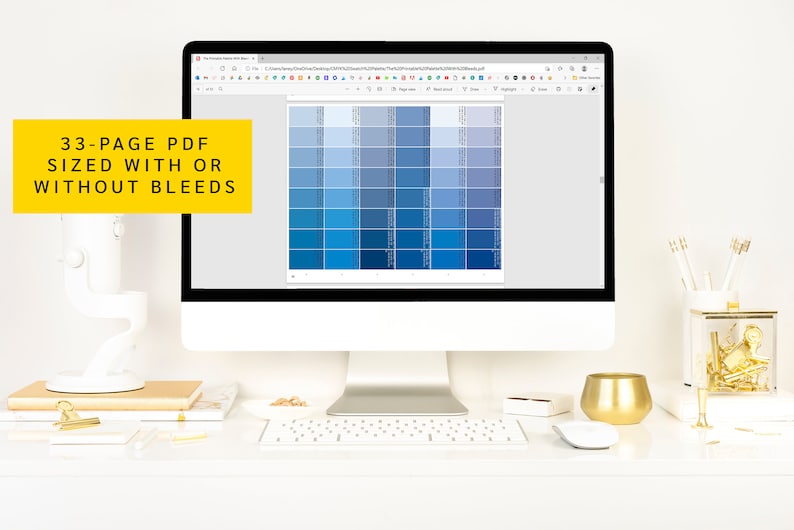 K&ouml;nnte beinhalten: Ein Computermonitor zeigt ein 33-seitiges PDF-Dokument mit einer Farbkarte von Blaut&ouml;nen an. Der Text "33-PAGE PDF SIZED WITH OR WITHOUT BLEEDS" wird auf dem Bildschirm angezeigt. Der Monitor steht auf einem wei&szlig;en Schreibtisch mit einer goldfarbenen Tastatur, einer goldfarbenen Tasse und einem wei&szlig;en und goldfarbenen Stifthalter.
