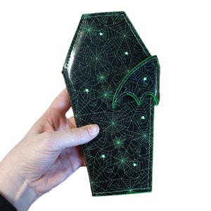 Cartera plegable de ataúd de telaraña que brilla en la oscuridad/vinilo hecho a mano Halloween gótico escena gótica emo horror verde araña negra tarjeta moneda