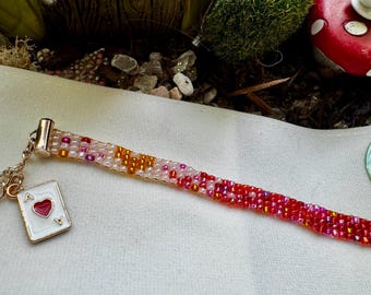Pulsera de cuentas tejida a mano