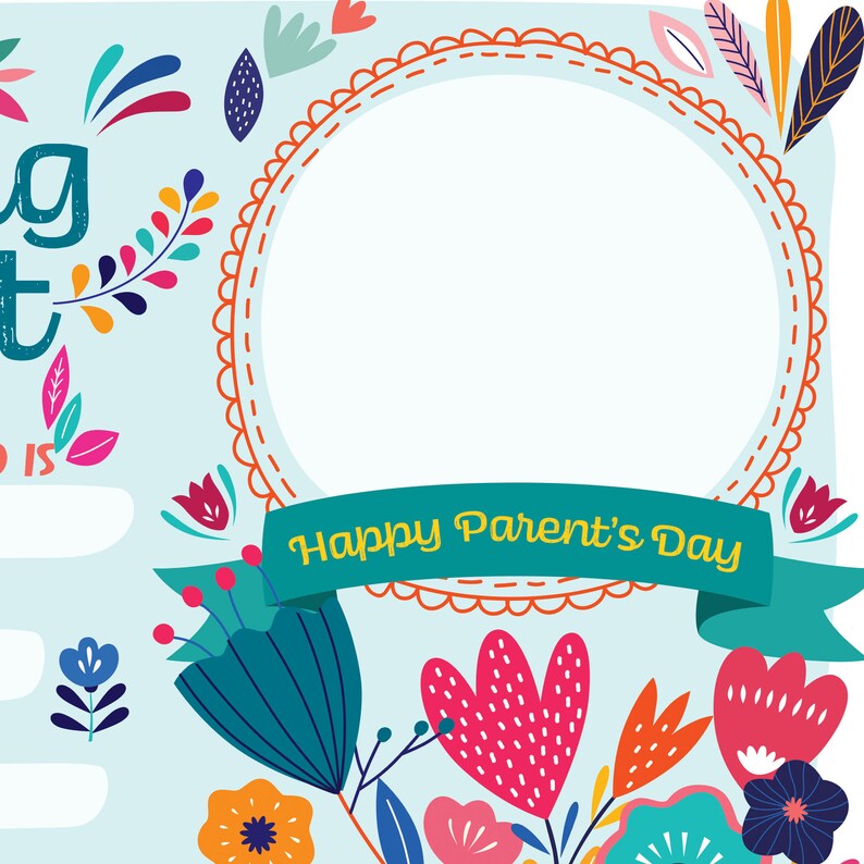 Pu&ograve; includere: Un disegno floreale blu e verde con un cerchio al centro. Il cerchio ha uno sfondo bianco e un bordo rosso cucito. Un nastro verde con il testo "Happy Parent's Day" &egrave; sotto il cerchio.
