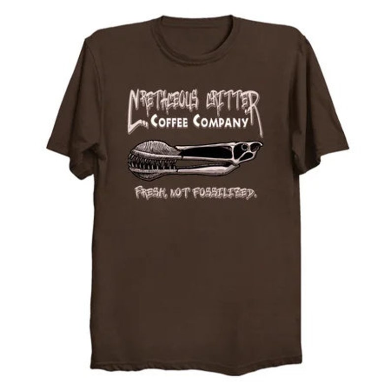 Puede incluir: Camiseta marr&oacute;n con un gr&aacute;fico blanco de una cuchara de caf&eacute; y el texto "N'righteous Brews Coffee Company" y "Fresh, not fossilized."