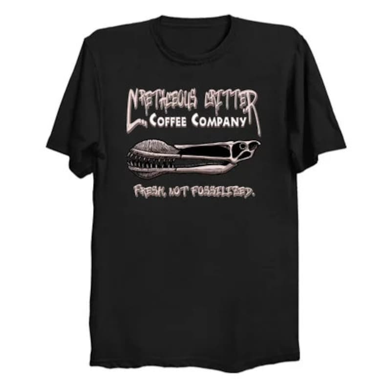 Puede incluir: Camiseta negra con un gr&aacute;fico blanco de una taza de caf&eacute; y el texto "N'Rhetous Brether Coffee Company" y "Fresh, not fossilized."