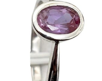 Può includere: Un anello d'argento con una pietra ovale di colore viola chiaro.