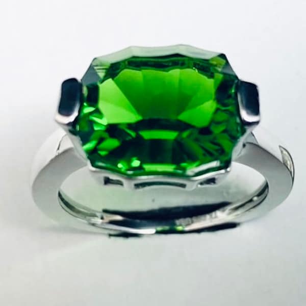 R4550G Victorian Style Mt St Helens Green Helenite May Birthstone Solitaire Sterling Silver Ring Gift for Her