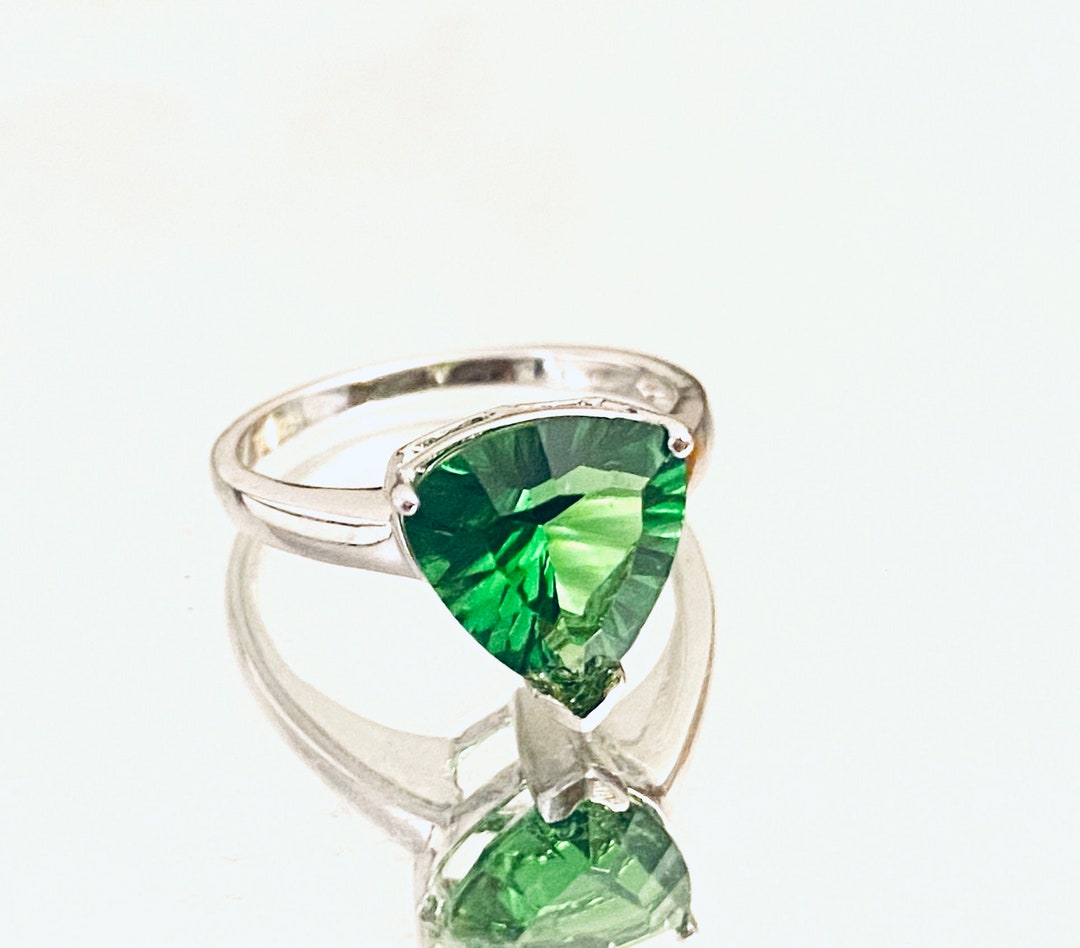 R71010 Classic Mt St Helens Green Helenite May Birthstone Trillion Cut ...