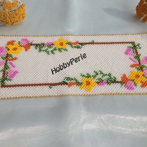 Rectangular doily pattern with flowers