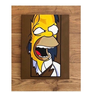 Op de afbeelding: Een handgeschilderd canvas met een close-up van Homer Simpsons gezicht, met een gele huidskleur, grote ogen en een open mond, alsof hij schreeuwt. De achtergrond is een bruine houten deur met een scheur.
