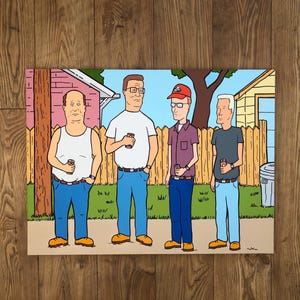 Op de afbeelding: Vier cartoonmannen staan buiten voor een huis. Ze dragen allemaal casual kleding en houden blikjes bier vast. De mannen lachen en lijken plezier te hebben.