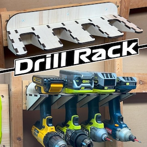 Może przedstawiać: Drewniany stojak na wiertarkę z białym napisem "Drill Rack". Stojak przeznaczony jest do przechowywania wielu wiertarek i akumulatorów. Wiertarki są żółto-czarne, a akumulatory czarno-zielone.