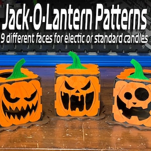 Puede incluir: Tres portavelas de madera con forma de calabaza de Halloween con diferentes caras talladas. Los portavelas están pintados de naranja y tienen una base negra. El texto "Jack-O-Lantern Patterns" y "9 different faces for electric or standard candles" está por encima de los portavelas.