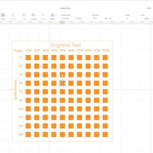 K&ouml;nnte beinhalten: Ein Raster aus orangefarbenen Quadraten, die verschiedene Leistungs- und Geschwindigkeitsstufen f&uuml;r eine Graviermaschine darstellen. Der Text "Engrave Test" befindet sich oben im Raster. Die Einstellungen sind in Prozent f&uuml;r die Leistung und in Millimetern pro Sekunde f&uuml;r die Geschwindigkeit angegeben.
