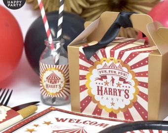 Puede incluir: Cajas de regalo de fiesta de circo rojas y doradas con una cinta negra. La caja tiene una estrella dorada y el texto "Fun, Fun, Fun! Harry's Party".