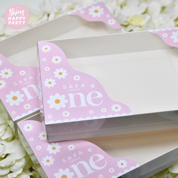 DAISY FLOWER Petal GRAZE Box Personalised Party Box Clear Lid. Party Food Tray. Fill with Sweets and Treats.