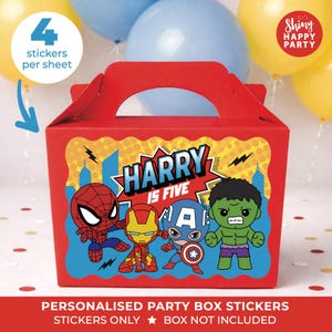 Może przedstawiać: Czerwone pudełko na przyjęcie z uchwytem, z postaciami z kreskówek superbohaterów i napisem "HARRY IS FIVE". Pudełko ma tło miejskie i tekst "PERSONALIZED PARTY BOX STICKERS".