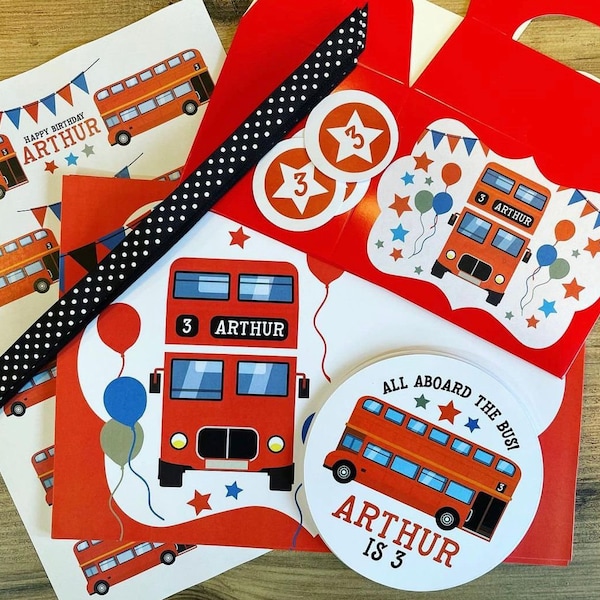 Boîte de réception personnalisée BIG RED BUS - Ajoutez une paperie assortie pour coordonner votre décoration de fête - Accessoires de table Sacs cadeaux Stickers d'anniversaire